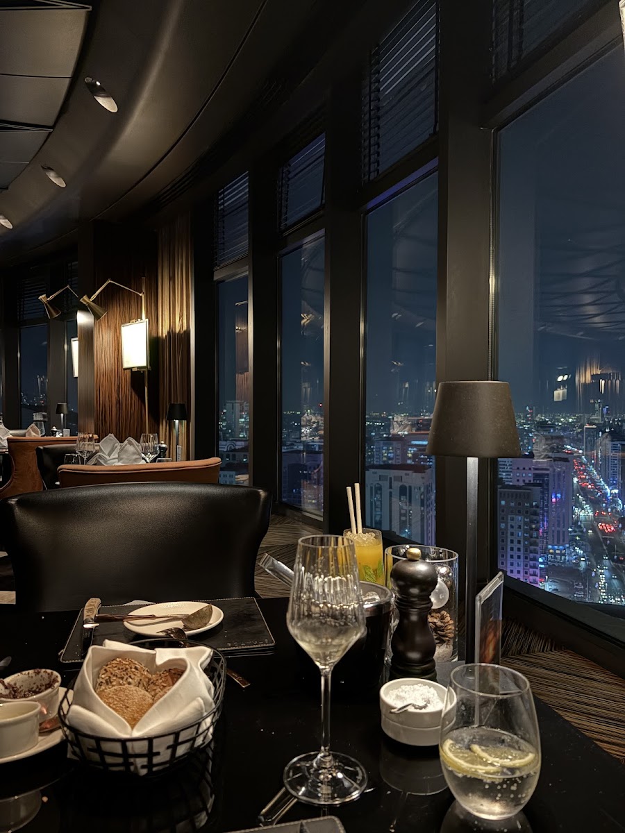 Stratos, Abu Dhabi