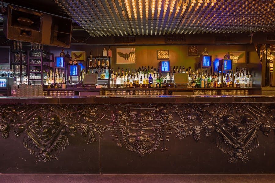Jimmy Woo bar service
