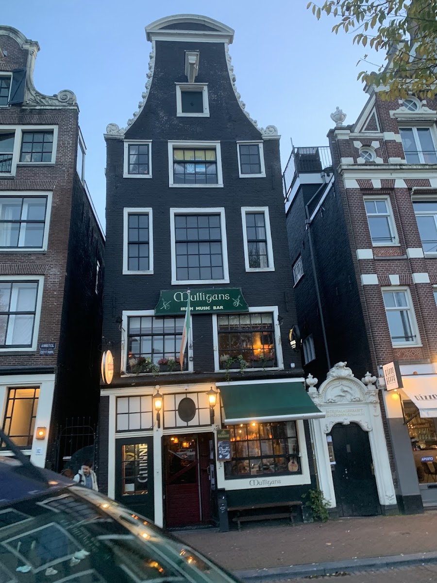 Mulligans Irish Music Bar Amsterdam drinks at the bar