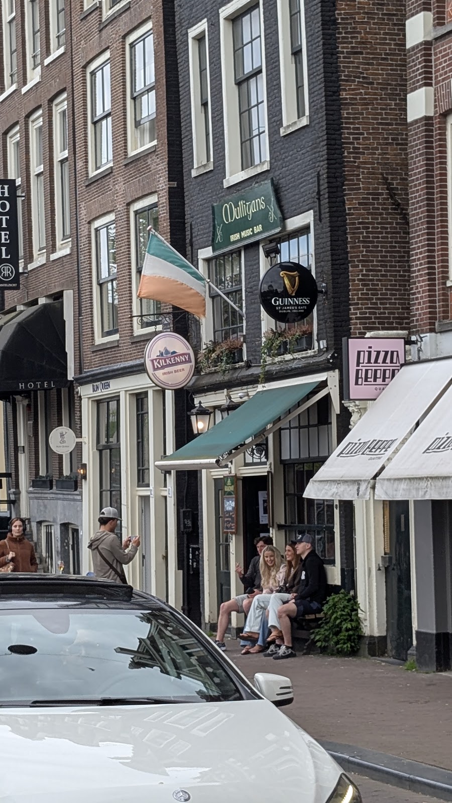 Mulligans Irish Music Bar Amsterdam evening service
