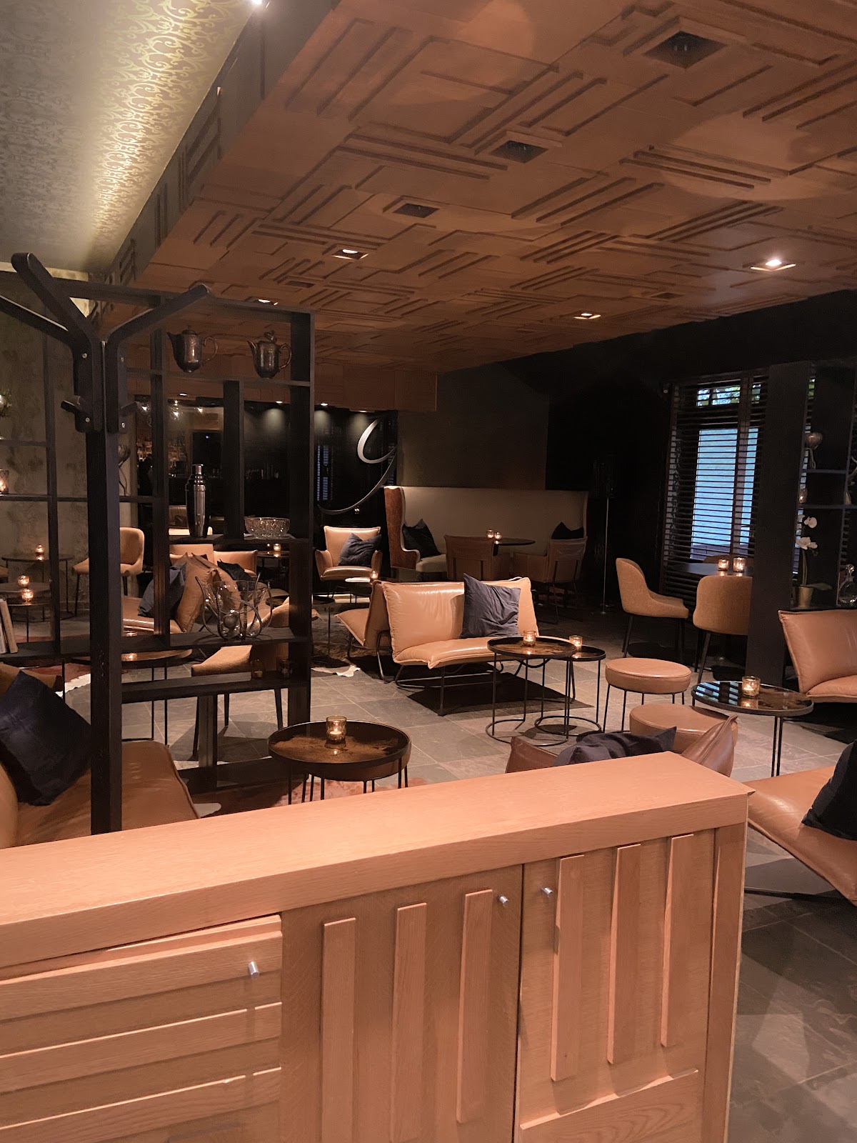 Cocktails at Nine Antwerp bar interior