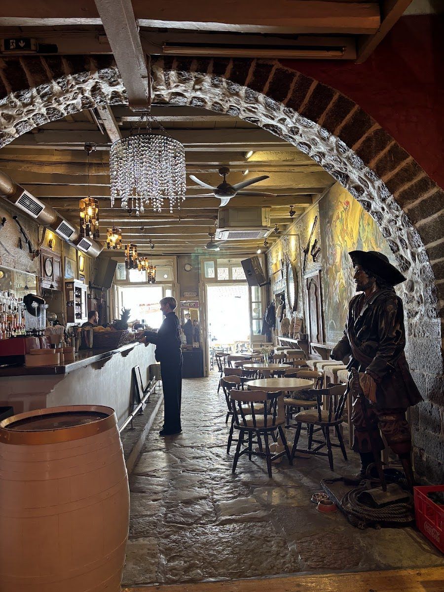 Bar Pirates Plaka atmosphere