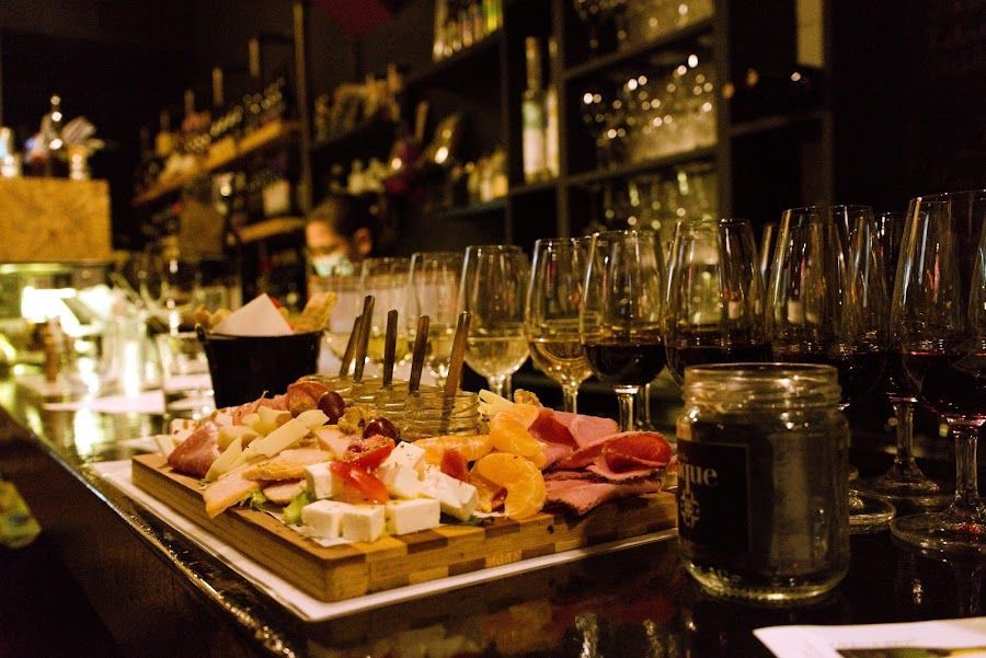 Cinque Wine Bar Athens interior