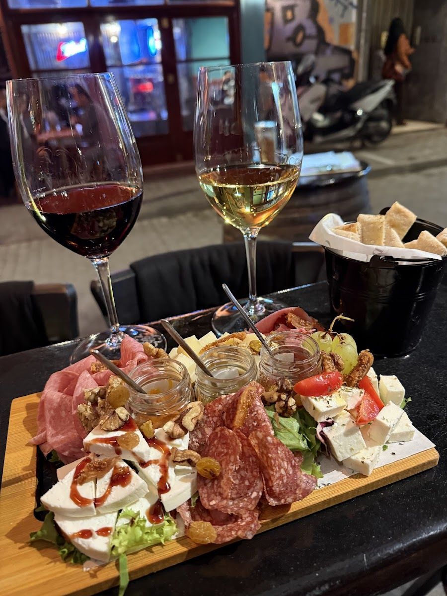Cinque Wine Bar Psyrri atmosphere