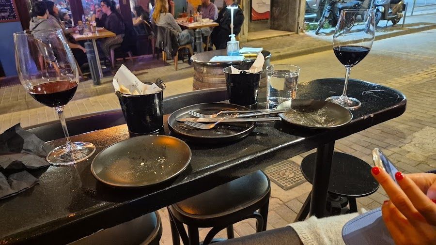 Cinque Wine Bar bar service