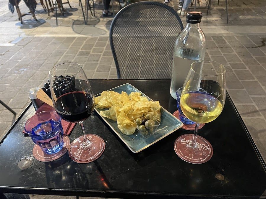 Heteroclito Wine Bar Plaka atmosphere