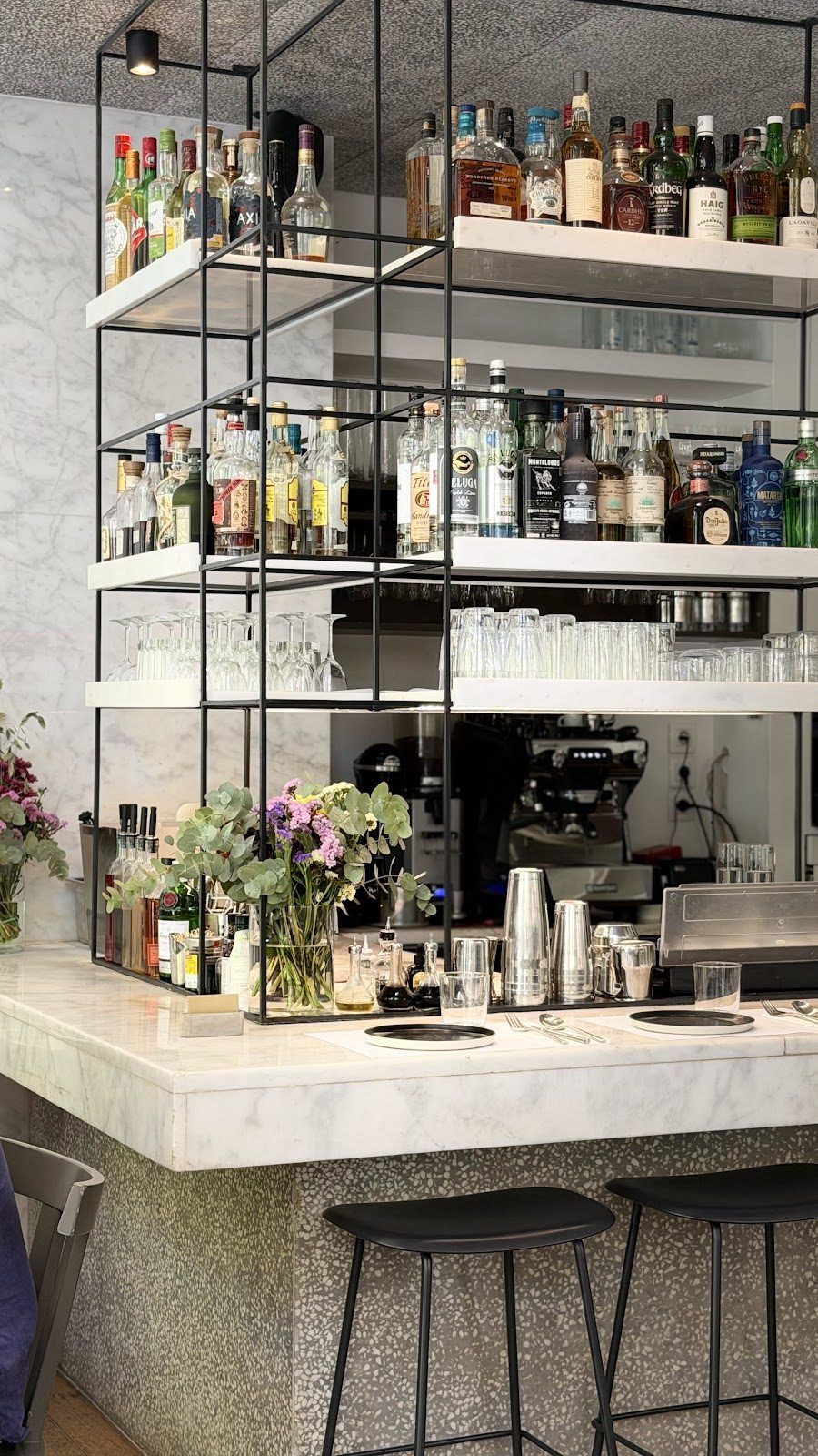 Nolan Bar bar service