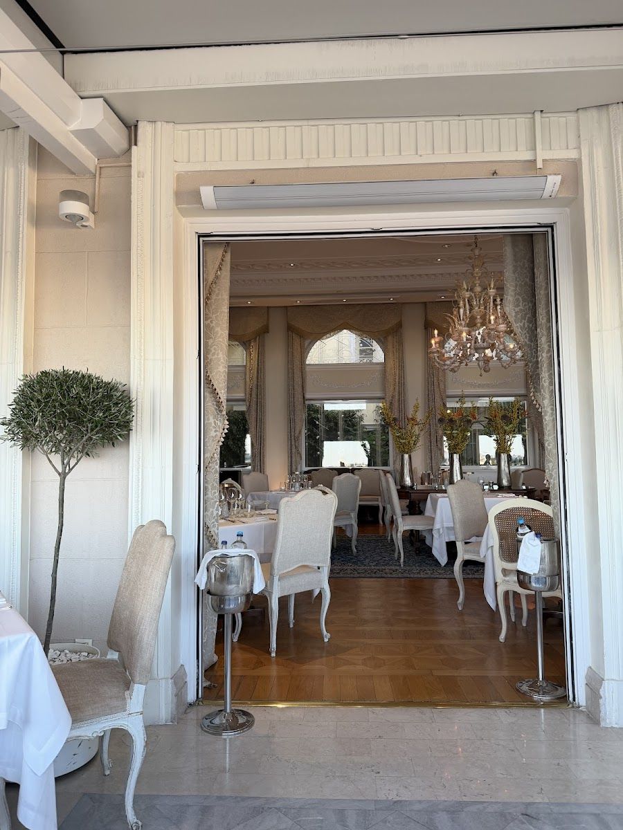 Tudor Hall at King George bar service