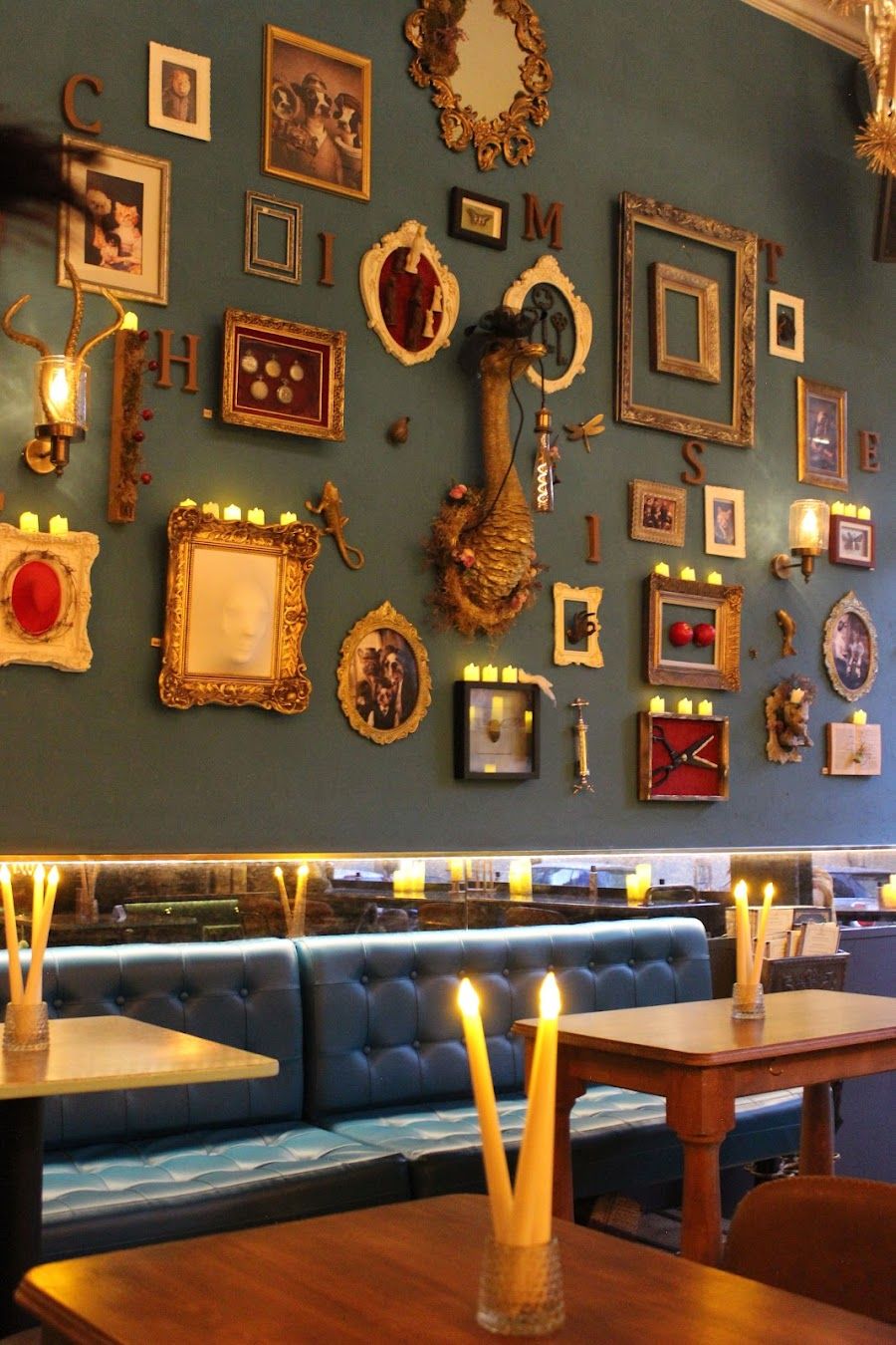 The Gin Joint Plaka atmosphere