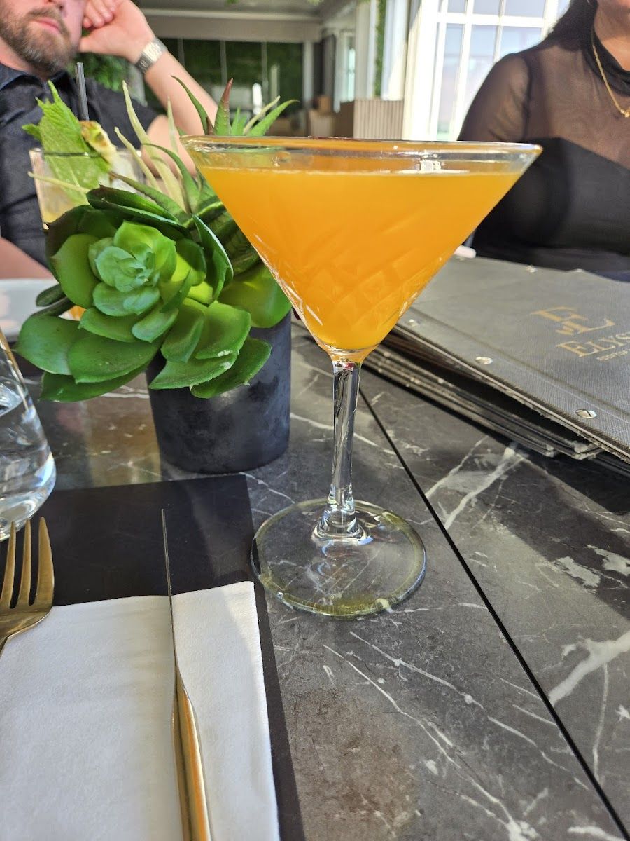 Thes Cocktail Bar bar service