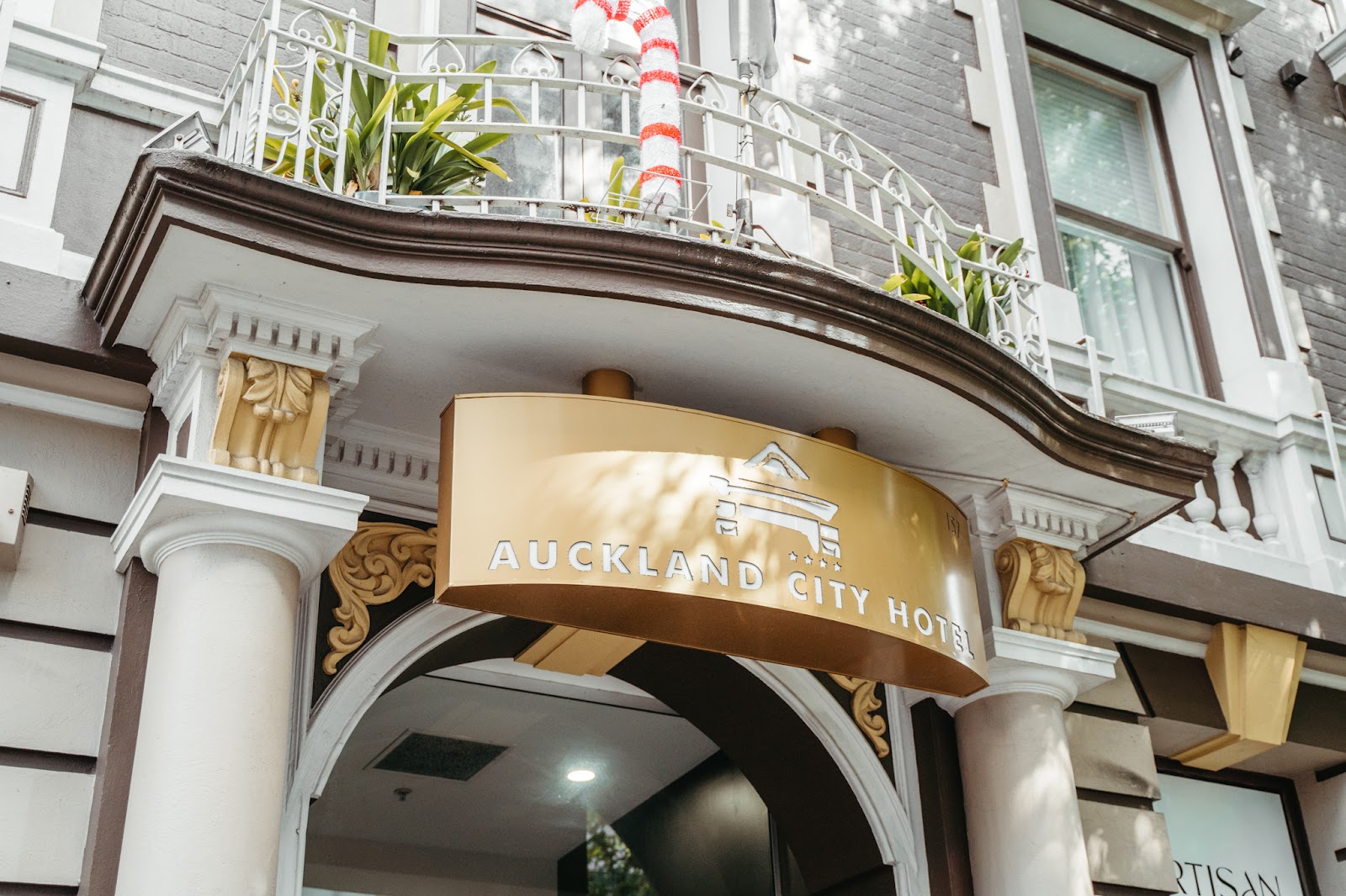 Hotel DeBrett, Auckland