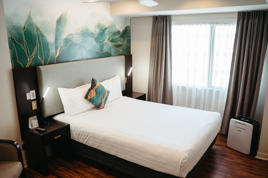 Hotel DeBrett, Auckland