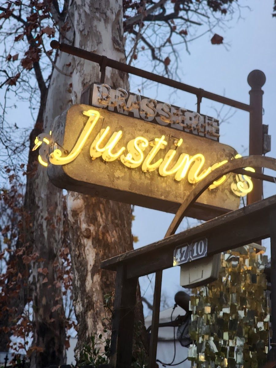 Justine's Brasserie Bar bar service