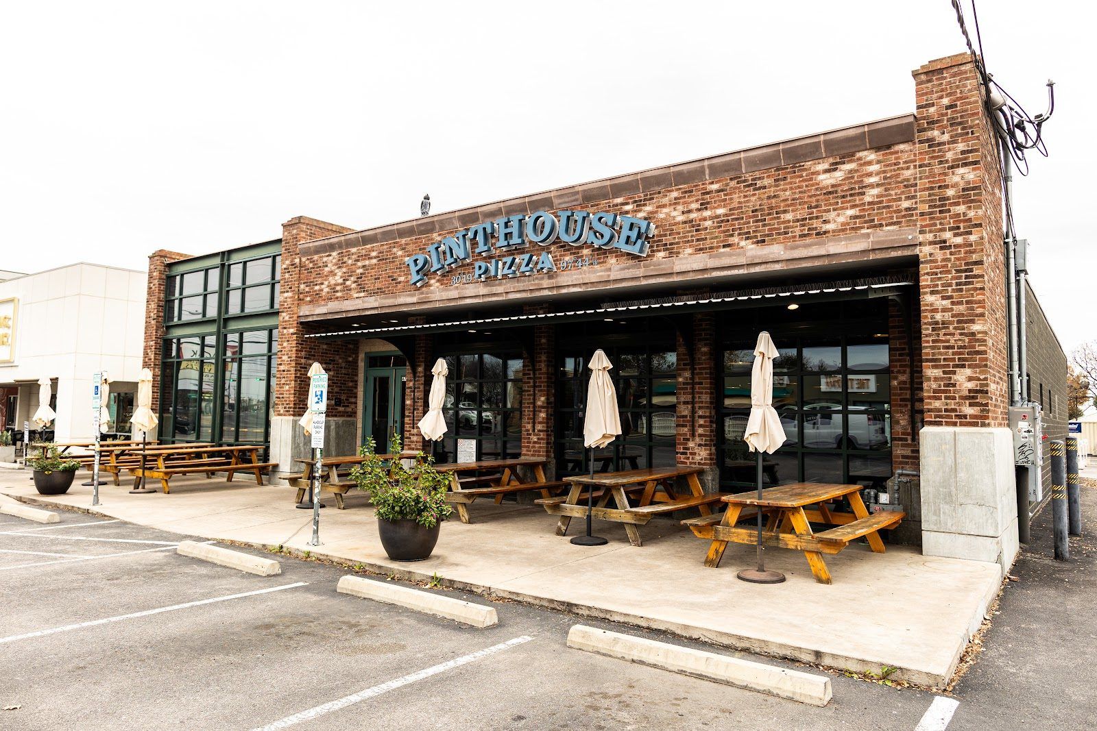 Pinthouse Pizza Brewing Austin bar interior