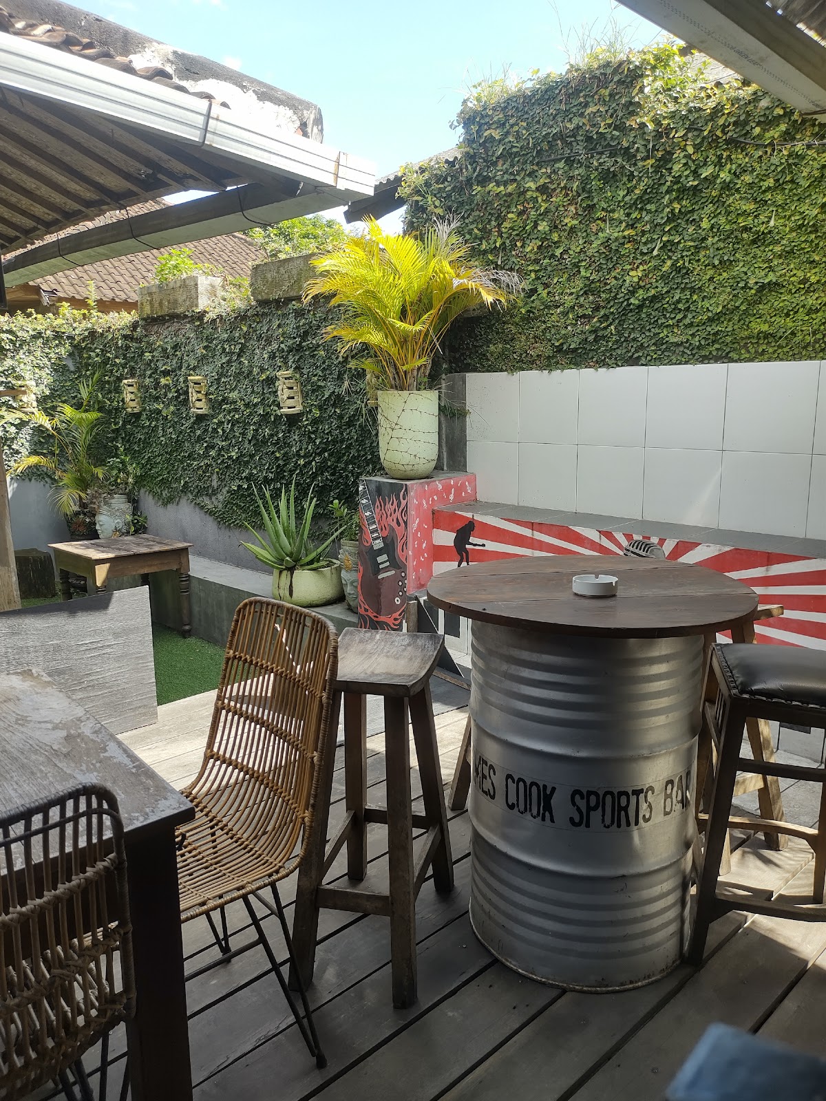 James Cook Sports Bar, Bali