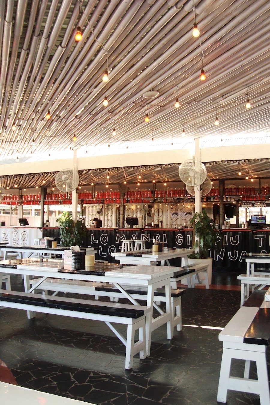 Luigi's Hot Pizza Bali interior