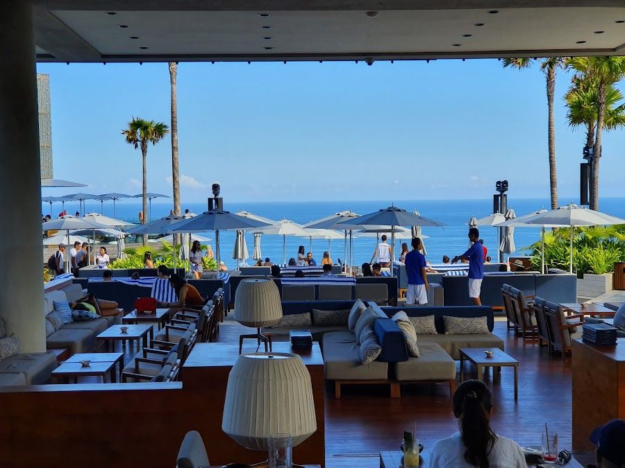 Omnia Dayclub bar service