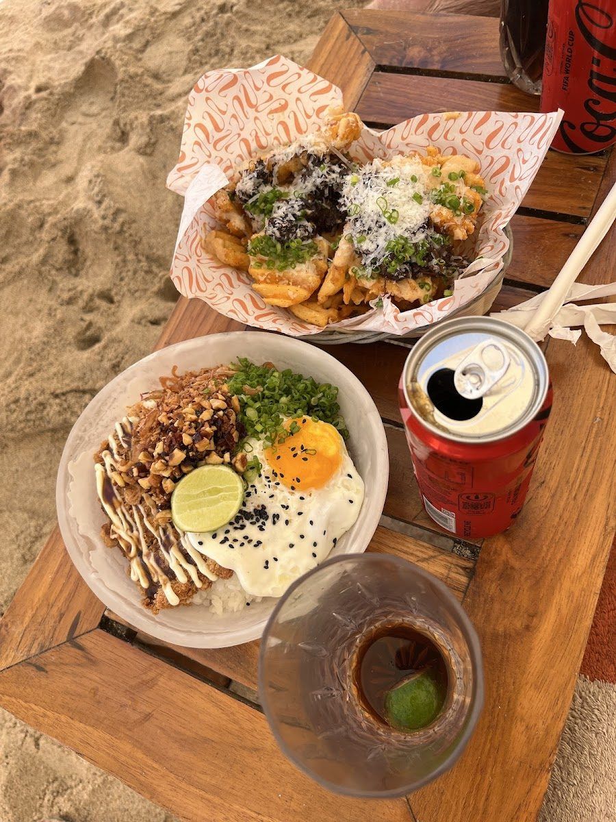 Sundays Beach Club bar service