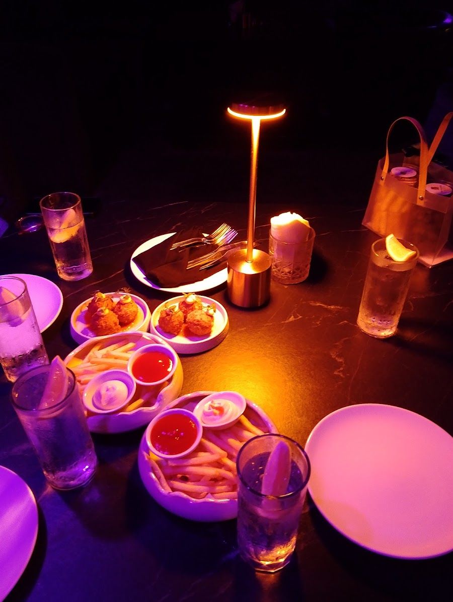 The Shady Pig Seminyak atmosphere