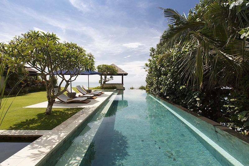 The Ungasan Clifftop Bar cocktail at the bar