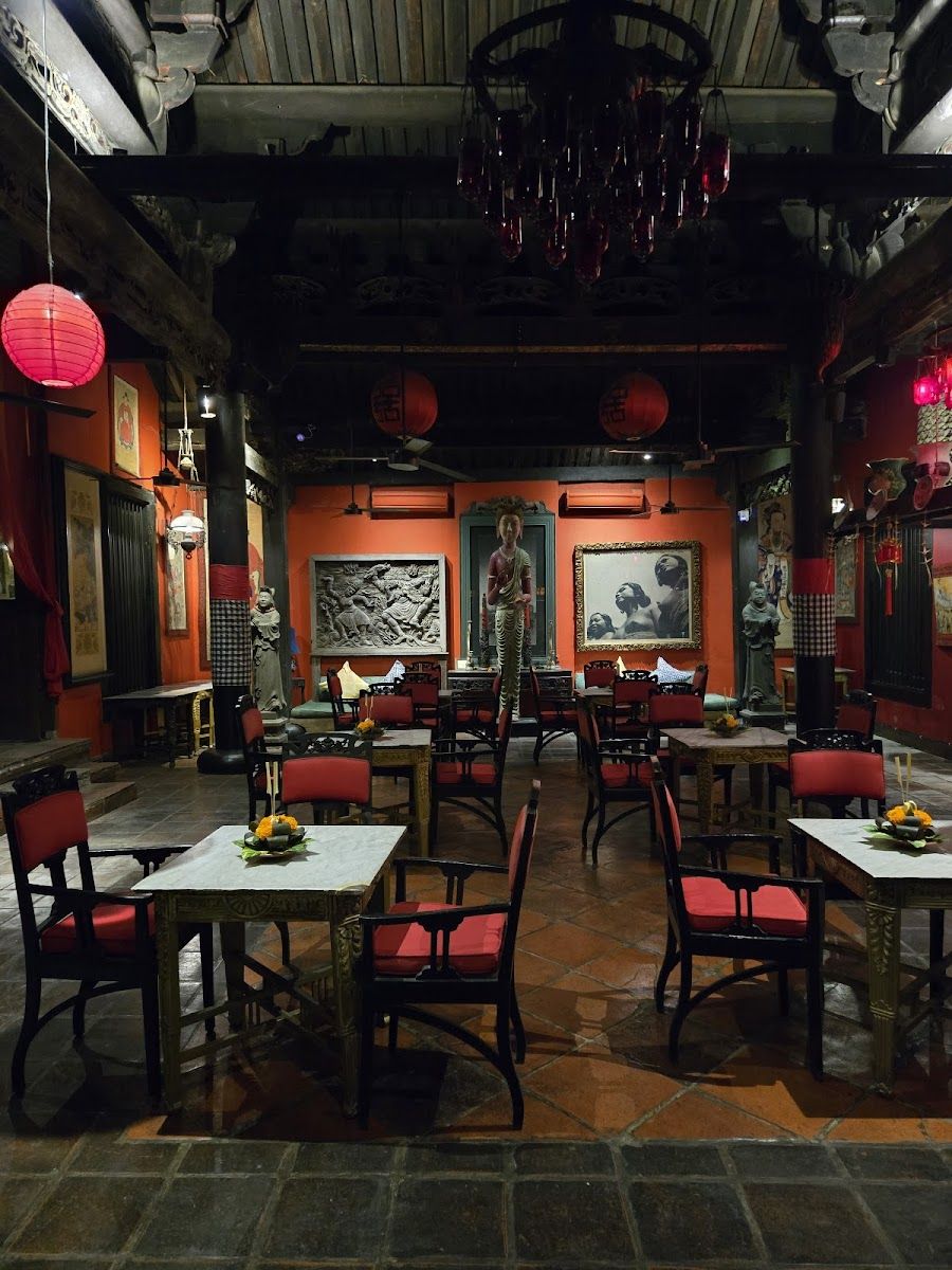 Tugu Puri Mas Bar bar service