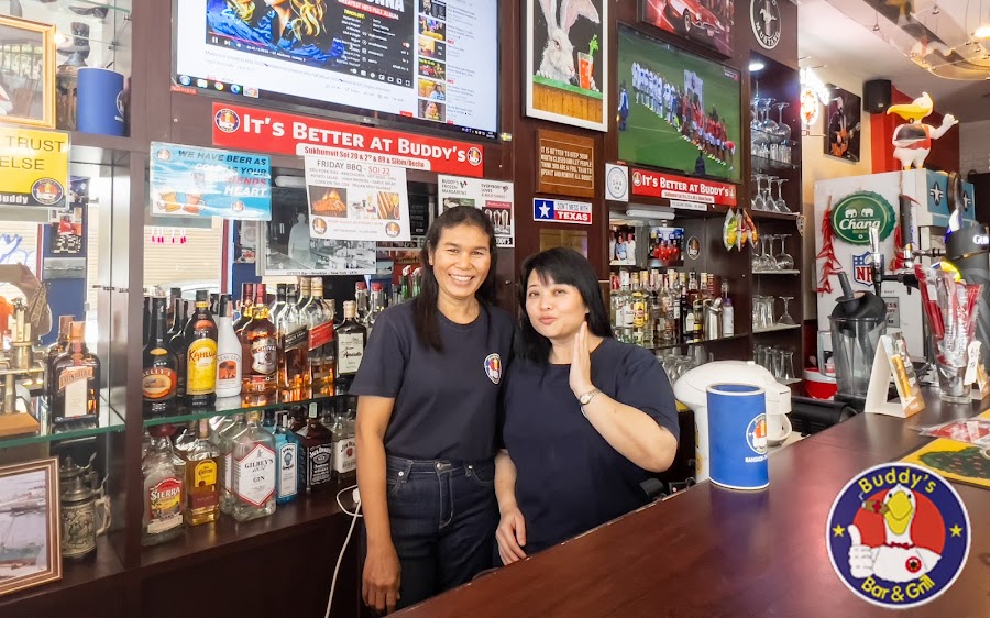 Buddy's Bar & Grill Bangkok evening service
