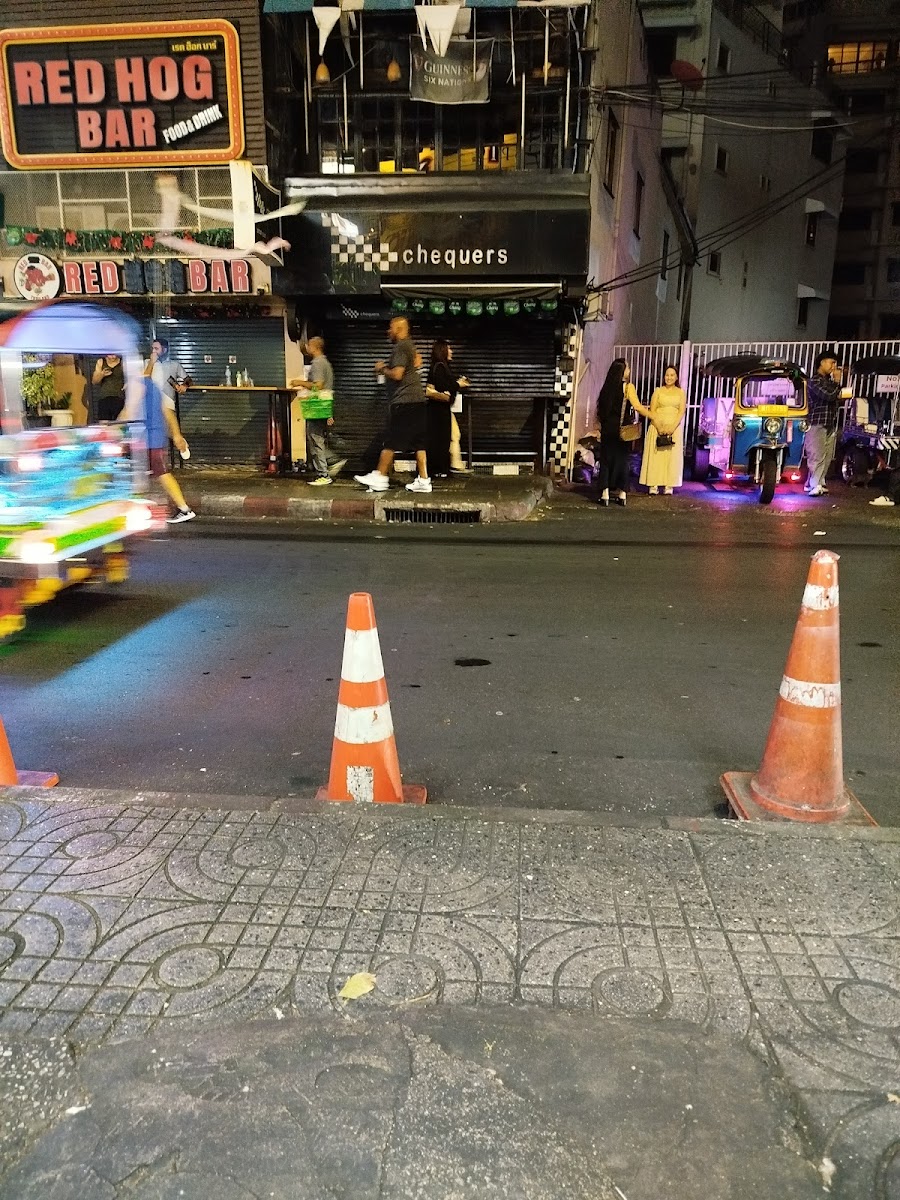 Chequers British Pub Bangkok evening service