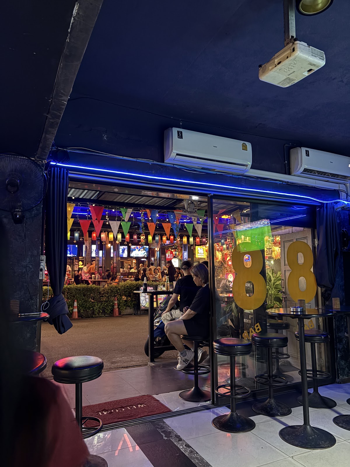 Number 8 Bar Ratchaprasong, Bangkok room detail 2