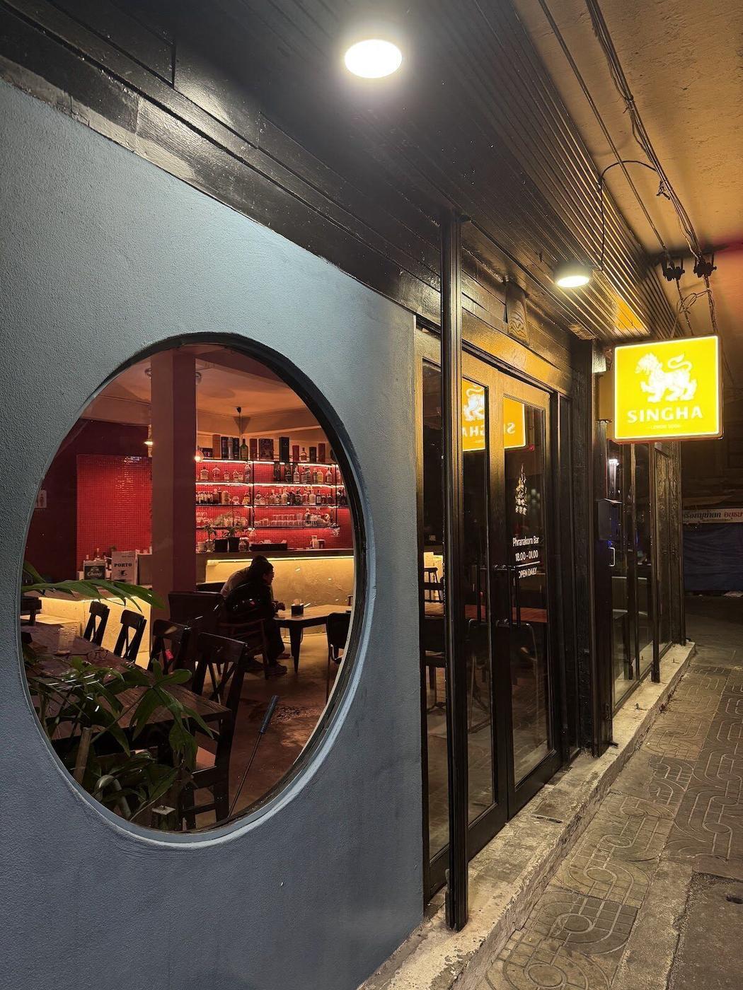 Phra Nakhon Bar, Bangkok