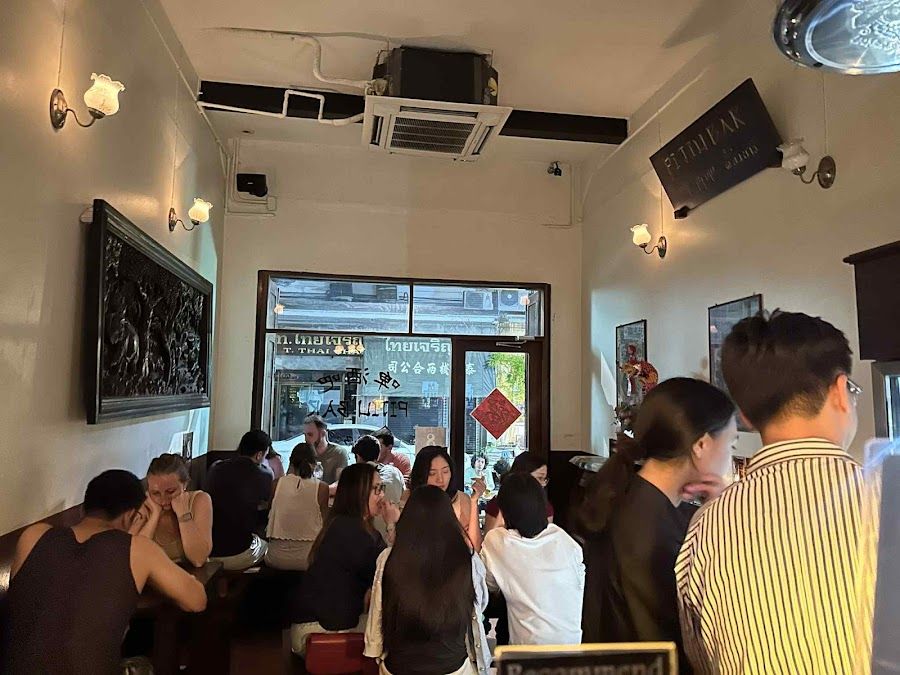 Pijiu Bar Watthana atmosphere