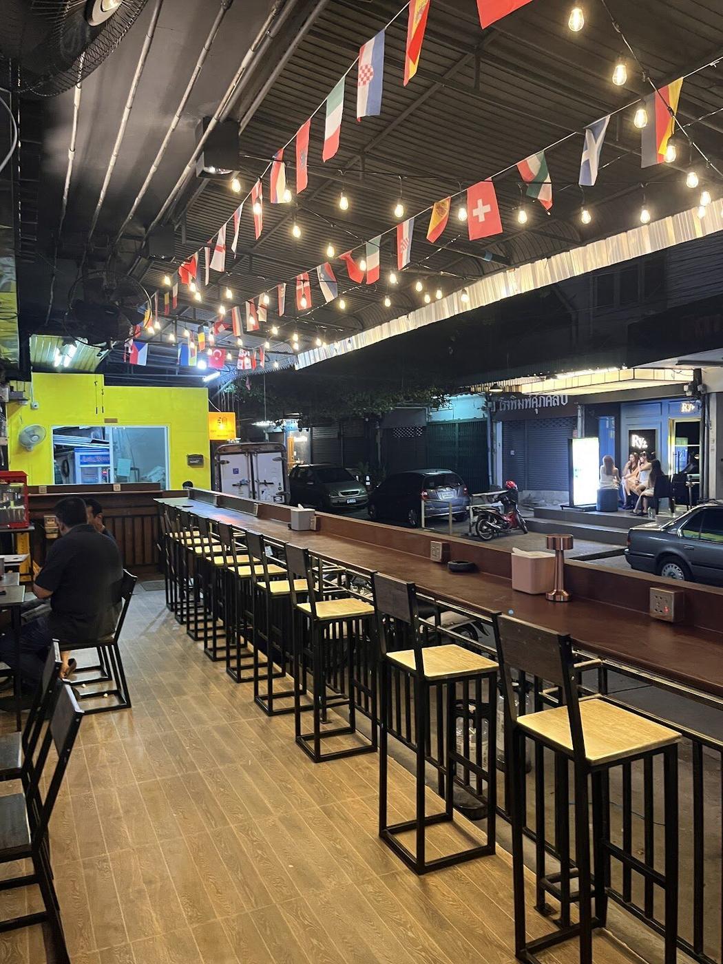 Q&amp;A Bar, Bangkok