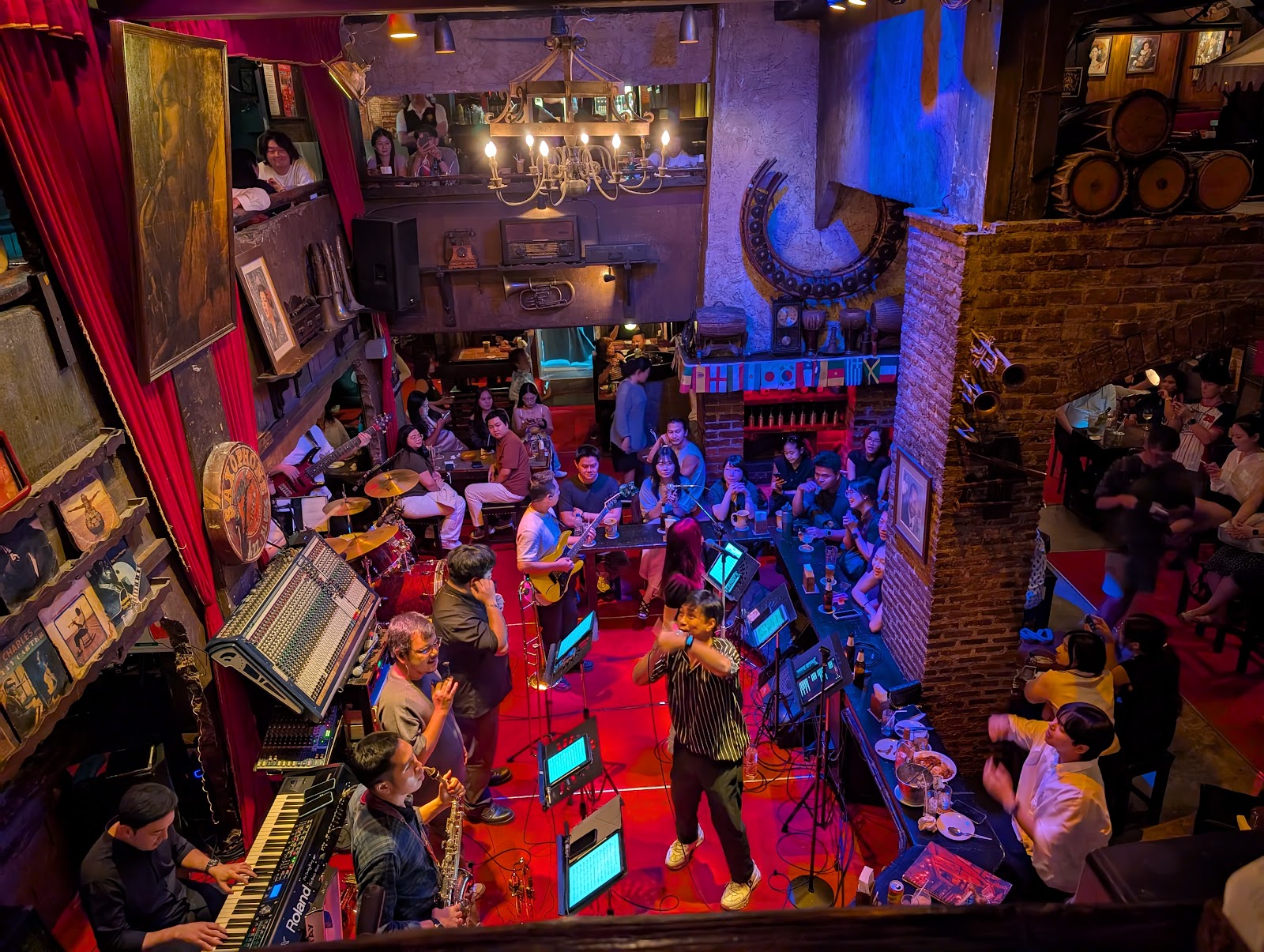 Saxophone Pub Phaya Thai (Victory Monument), Bangkok room detail 1