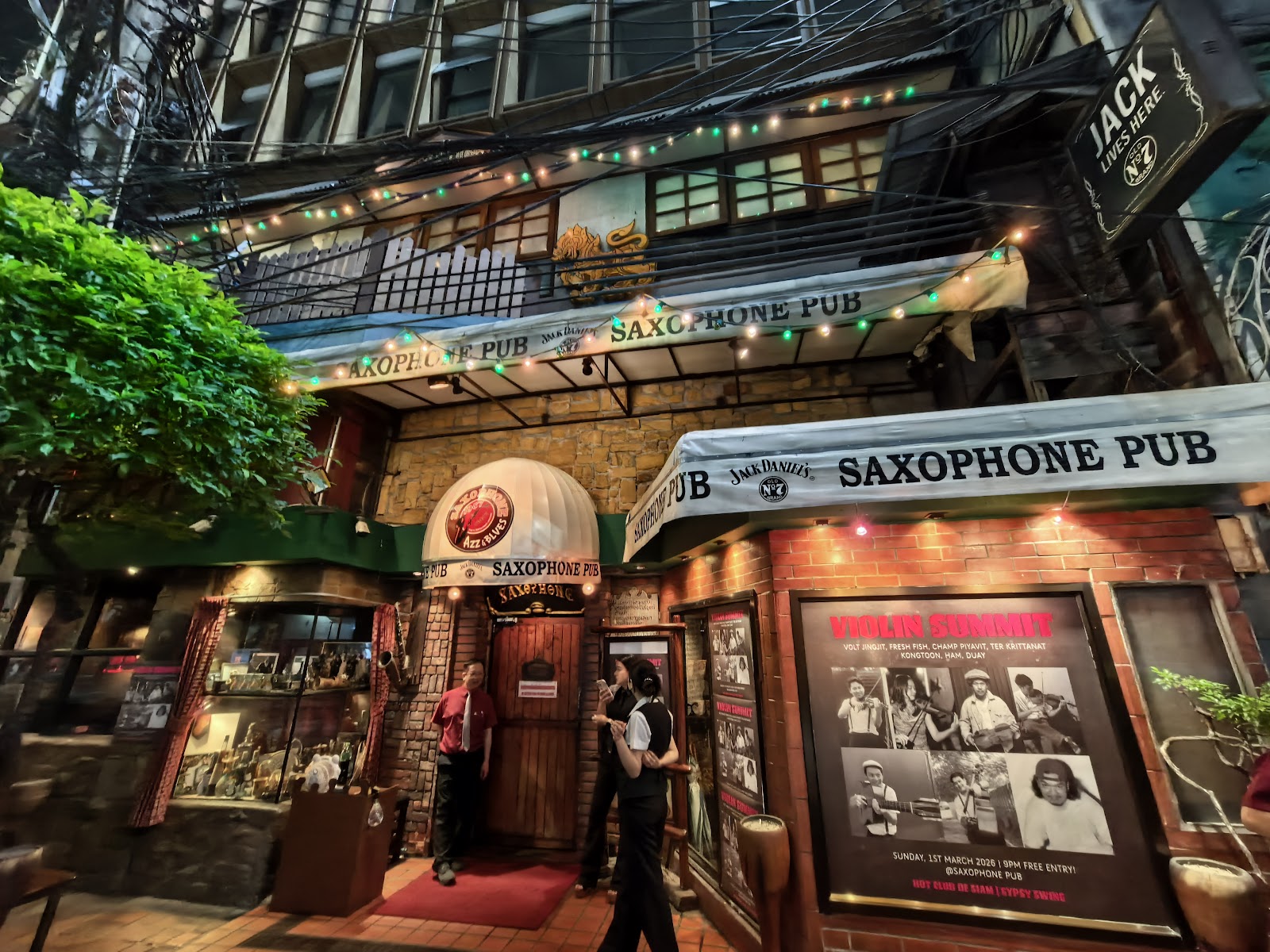 Saxophone Pub Phaya Thai (Victory Monument), Bangkok room detail 2