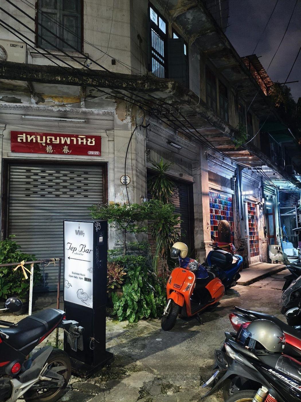 Tep Bar, Bangkok