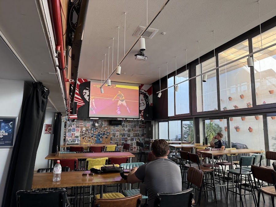 Belushi's Barcelona Born atmosphere