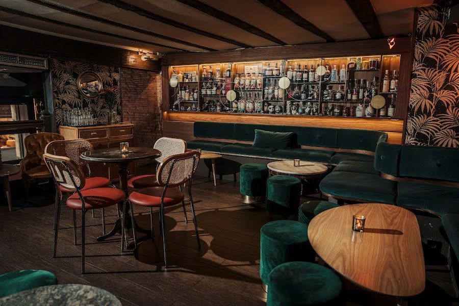Collage Art & Cocktail bar service