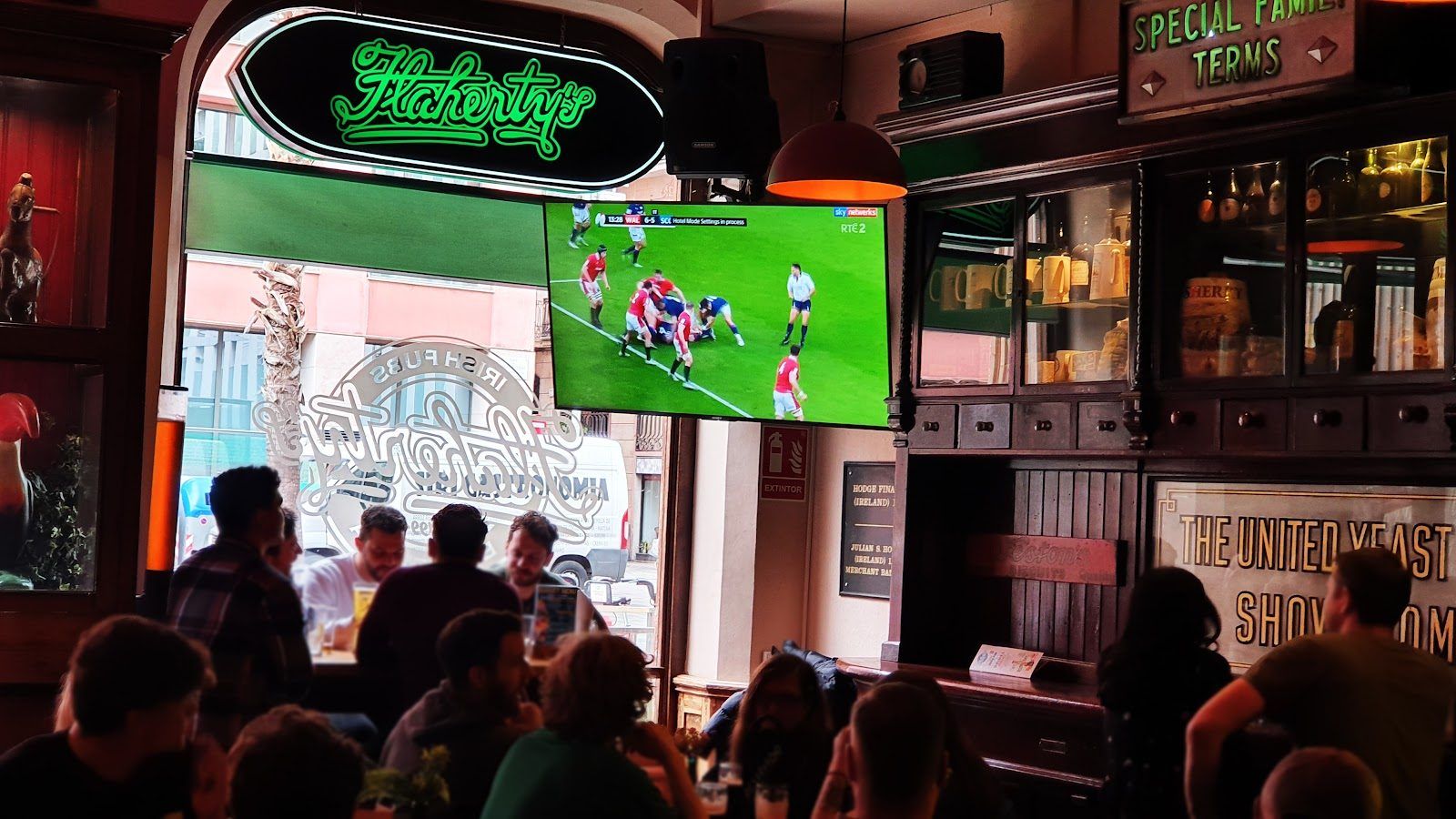 Flaherty's Irish Pub Barcelona bar interior