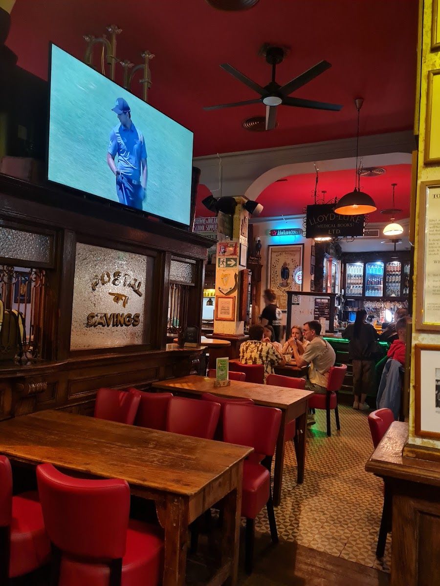 Flaherty's Irish Pub bar service