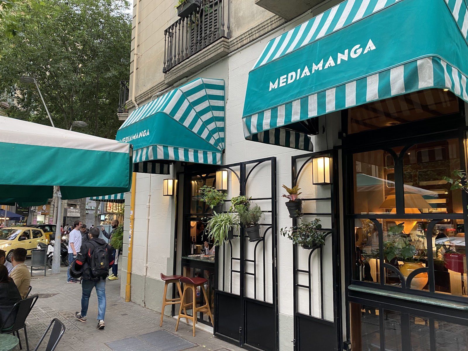 Mediamanga Barcelona bar interior