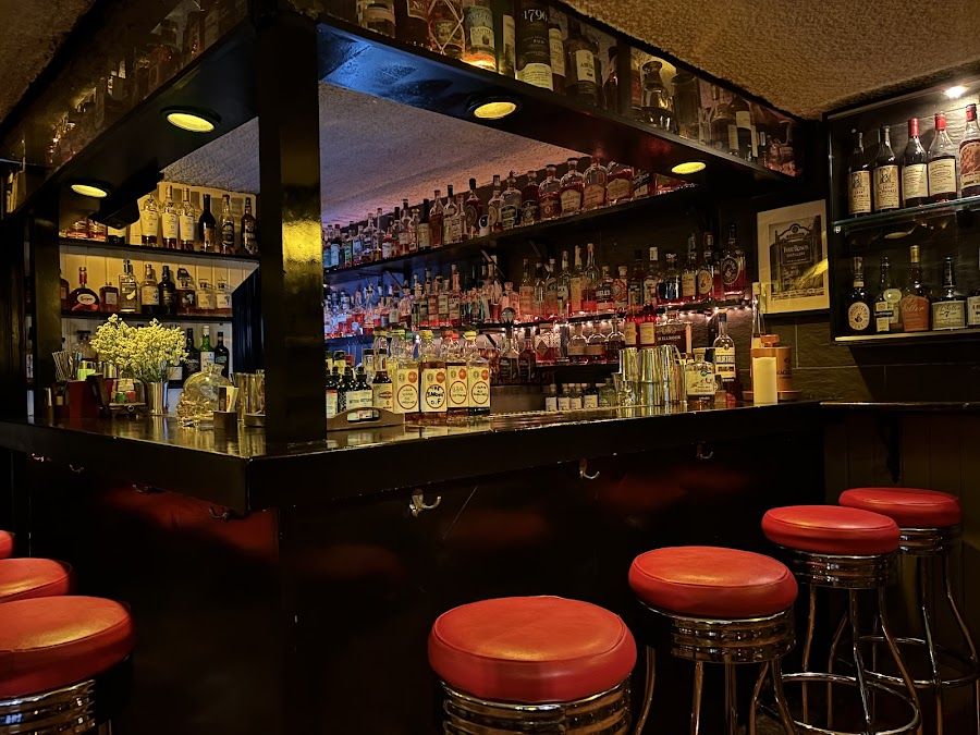 Old Fashioned Cocktail Bar bar service