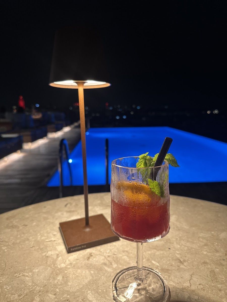 Sky Bar at Grand Hotel Central El Born atmosphere