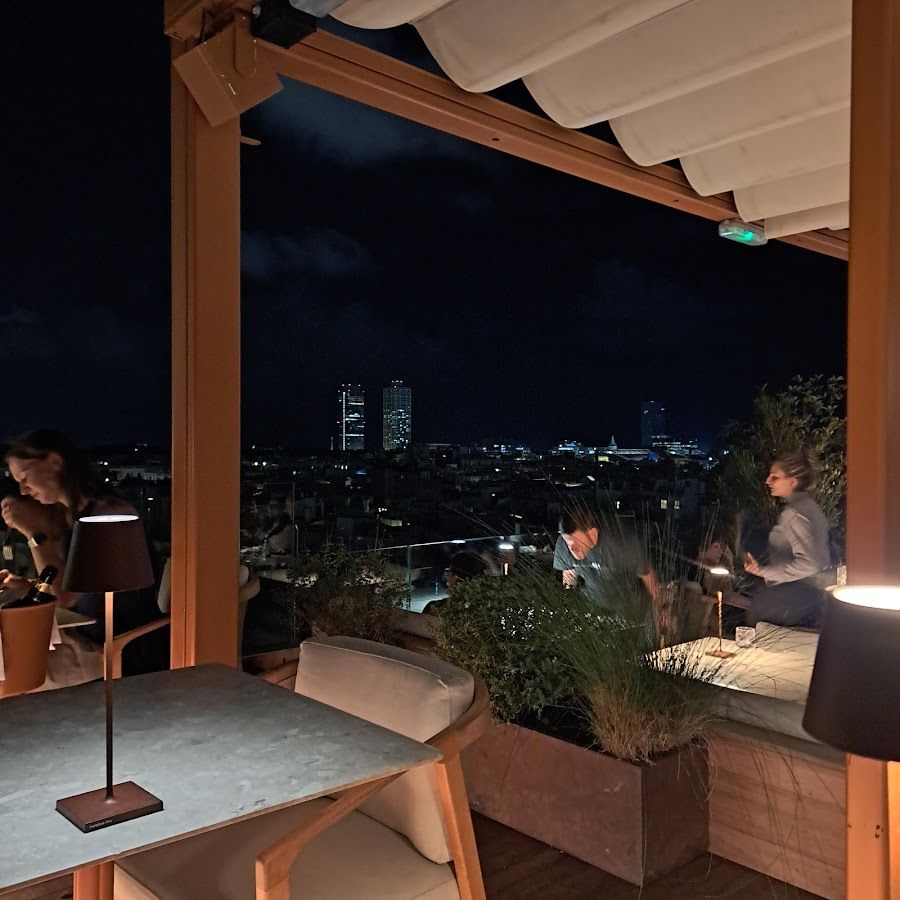Sky Bar at Grand Hotel Central bar service