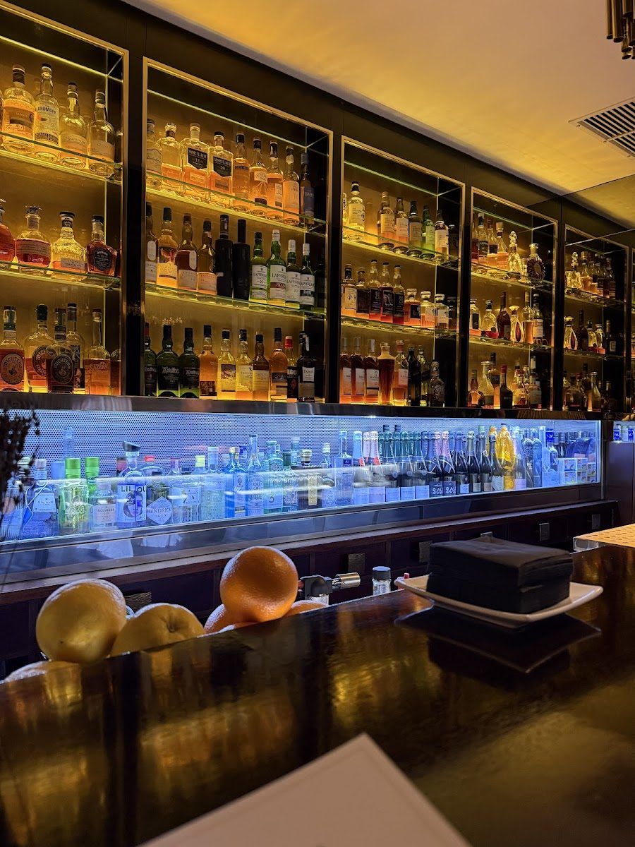 Solange Cocktails & Luxury Spirits Eixample atmosphere