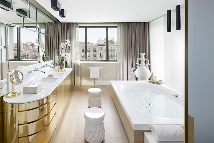 The Mirror Bar at Mandarin Oriental Passeig de Gracia atmosphere