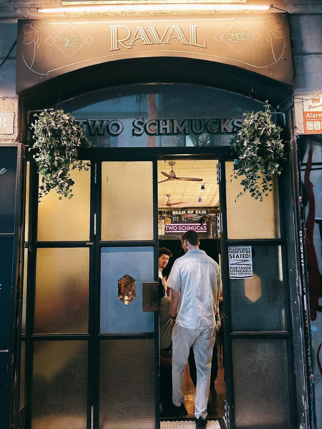 Two Schmucks, Barcelona