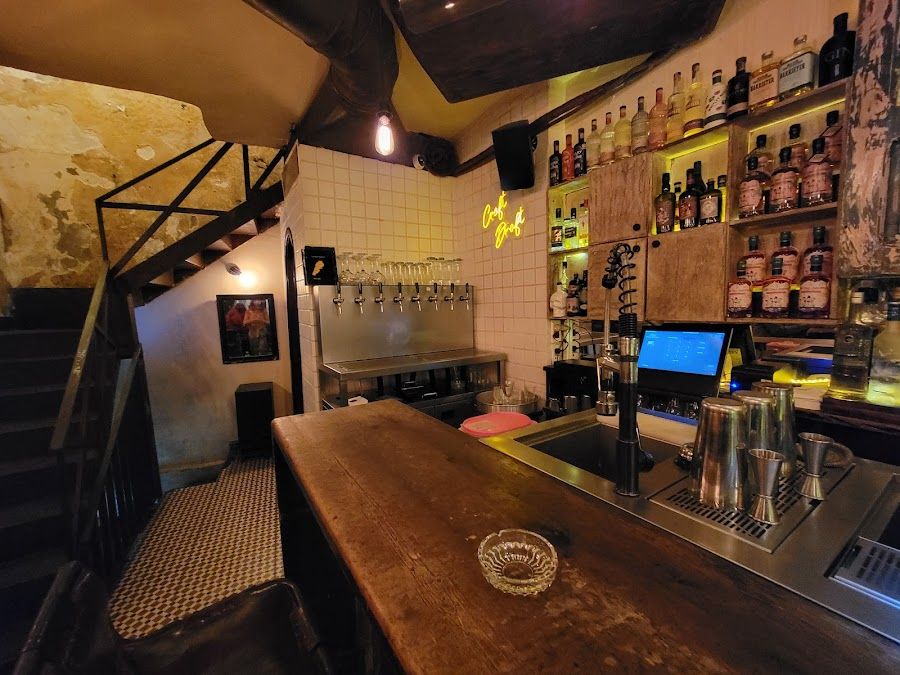 Anise Cocktail Bar Hamra atmosphere
