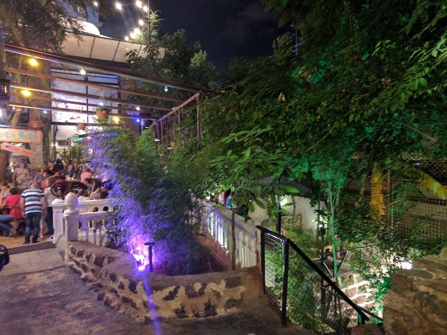 Cafe Em Nazih bar service