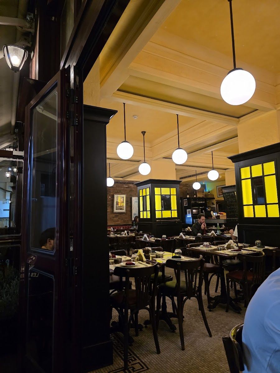 Couqley French Bistro Bar bar service