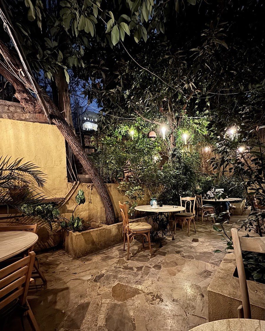El Cafetin Mar Mikhael atmosphere