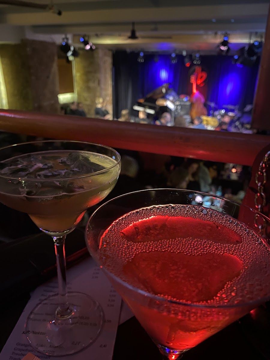 B-Flat Acoustic Music & Jazz cocktail at the bar